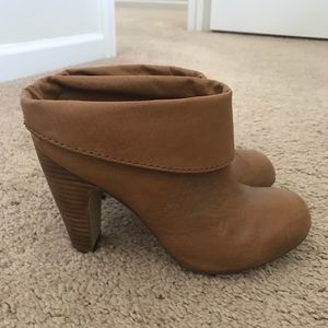 Steve Madden tan leather clogs